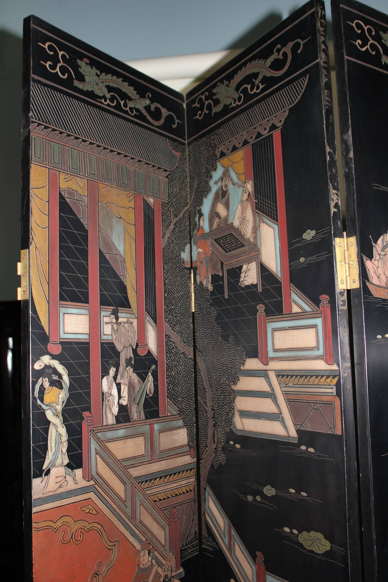 Lovely Chinoiserie Parcel Gilt Lacquered Eight Panel Screen In Good Condition For Sale In West Palm Beach, FL