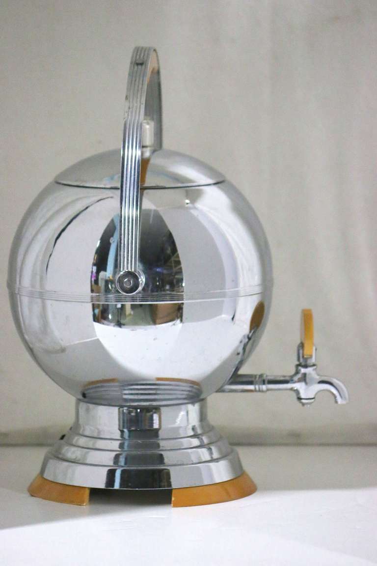 Art Deco ‘Chromolux’ Coffee Urn with Bakelite Details In Good Condition For Sale In West Palm Beach, FL