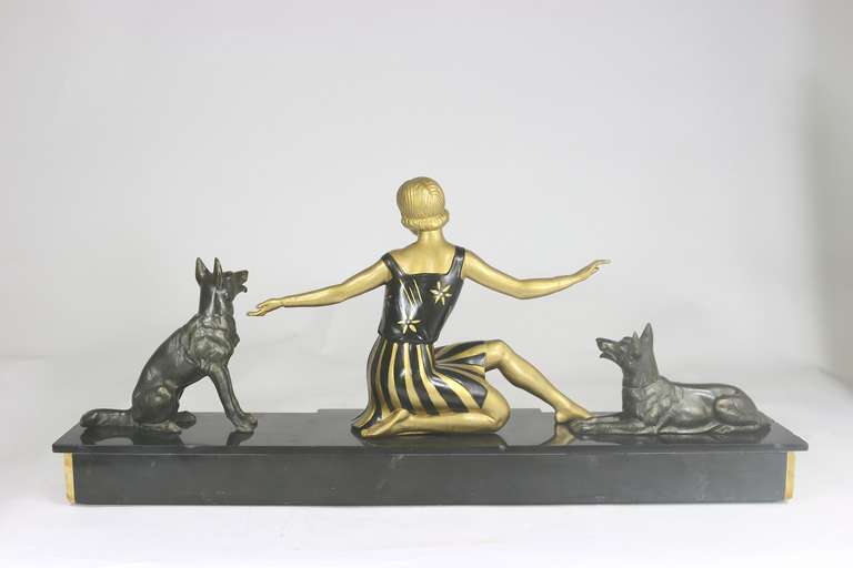 Bronzeskulptur einer schönen sitzenden Dame im Art déco-Stil mit deutschen Hirten (Französisch) im Angebot