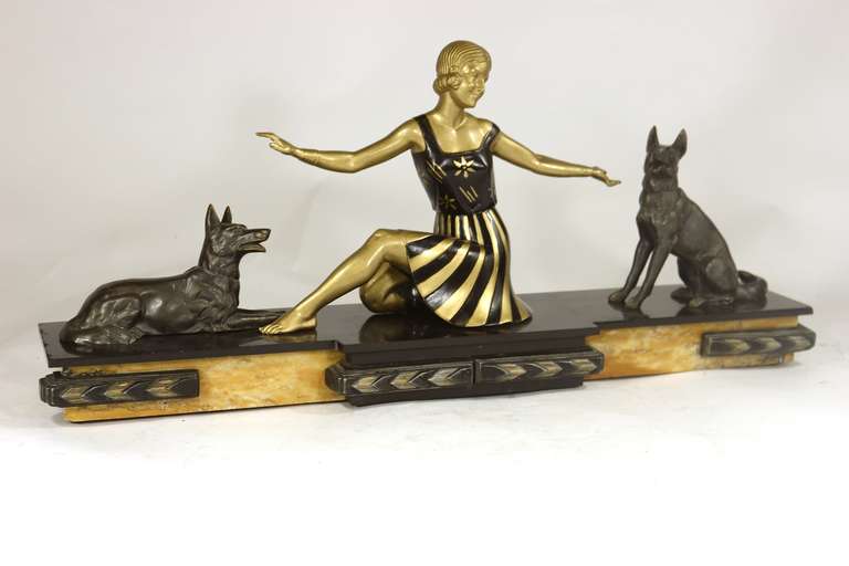 Schöne Art Deco schwarz und gold patiniert Bronze-Skulptur der sitzenden Frau mit zwei, deutsche Hirten, vor kurzem restauriert Patina.
Eine wunderbare Skulptur von hoher Qualität, sehr typisch für die Epoche des Art déco.
Provenienz -