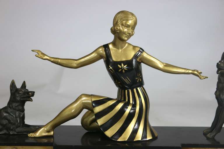 Bronzeskulptur einer schönen sitzenden Dame im Art déco-Stil mit deutschen Hirten im Zustand „Gut“ im Angebot in West Palm Beach, FL