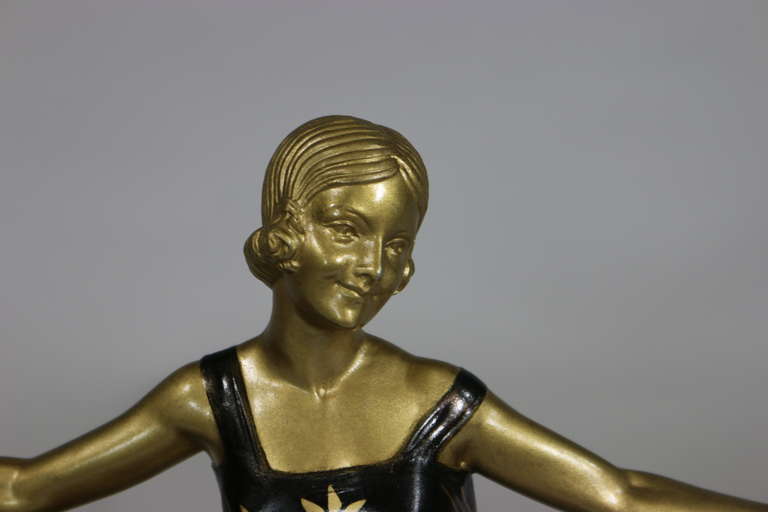 Bronzeskulptur einer schönen sitzenden Dame im Art déco-Stil mit deutschen Hirten (20. Jahrhundert) im Angebot