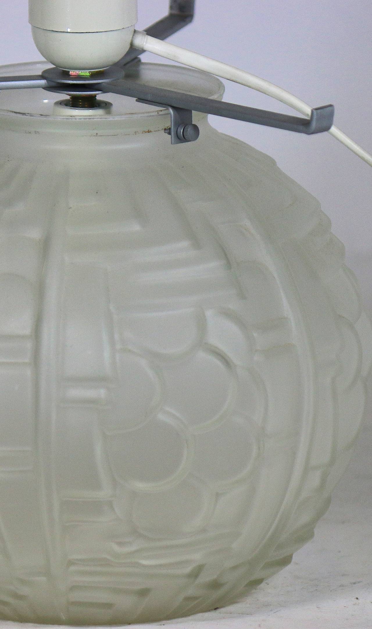 Art Deco French Glass Lamp in the Manner of Lalique In Good Condition For Sale In West Palm Beach, FL