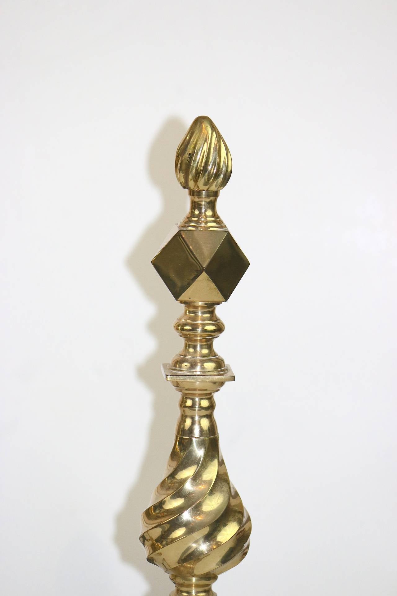 Pair of Polished American Classical Flame-Top Finial Brass Andirons In Good Condition For Sale In West Palm Beach, FL