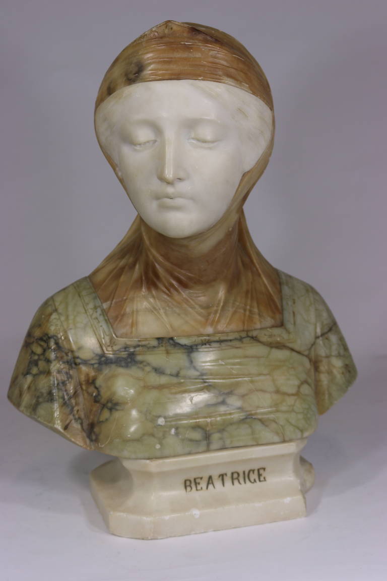 Seltene und wichtige Büste aus mehrfarbigem Marmor und Alabaster aus dem 19. Jahrhundert oder früher
Laut Dante lernte er Beatrice zum ersten Mal kennen, als sein Vater ihn zu einer Maifeier in das Haus der Portinari mitnahm. Zu dieser Zeit war