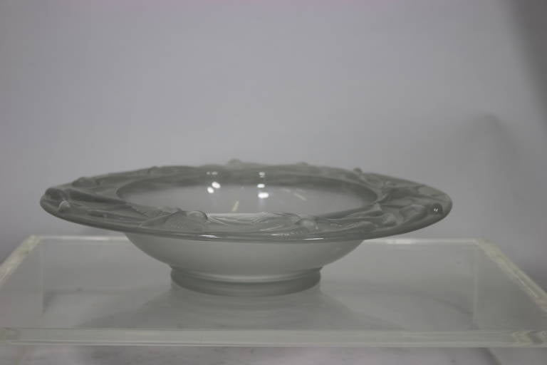Bellissima ciotola di cristallo grande in stile Lalique con rondini volanti in alto rilievo In condizioni ottime in vendita a West Palm Beach, FL