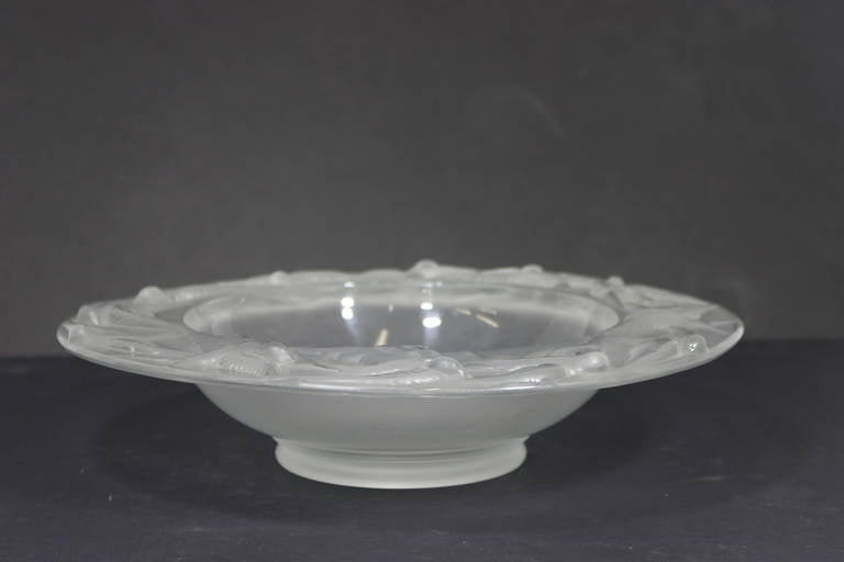 Art Déco Bellissima ciotola di cristallo grande in stile Lalique con rondini volanti in alto rilievo in vendita