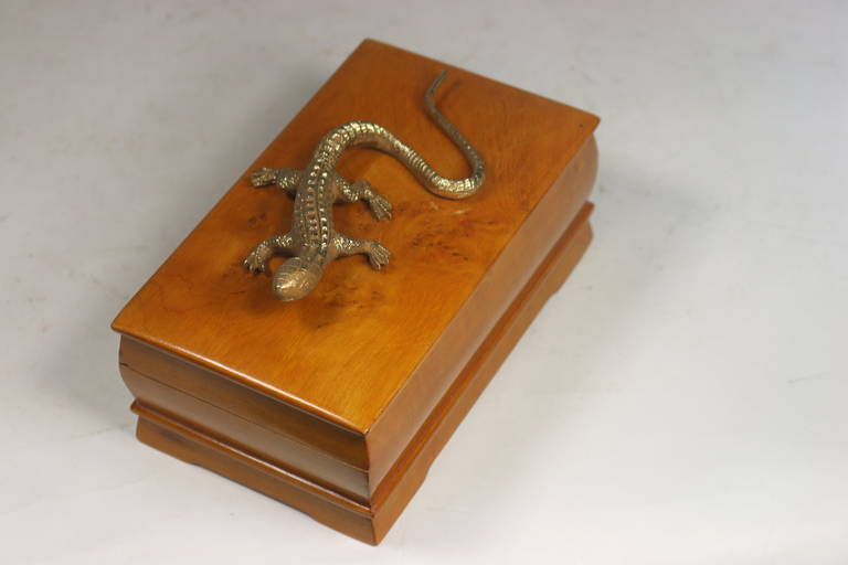 Swedish Elm Burl Box with Gecko Embellishment In Good Condition For Sale In West Palm Beach, FL
