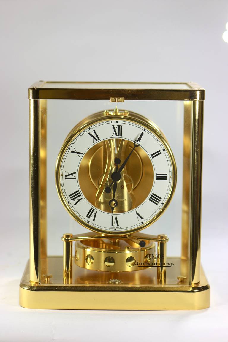 Diese schöne Jaeger-LeCoultre Atmos Uhr circa 1990 mit einem Glasgehäuse in 24K vergoldetes Finish auf der Außenseite, die in der Nähe von neuwertigen Zustand ist gerahmt. auf dem Gesicht unterzeichnet: Dreizehn Jewels Swiss made Jaeger-Le Coultre