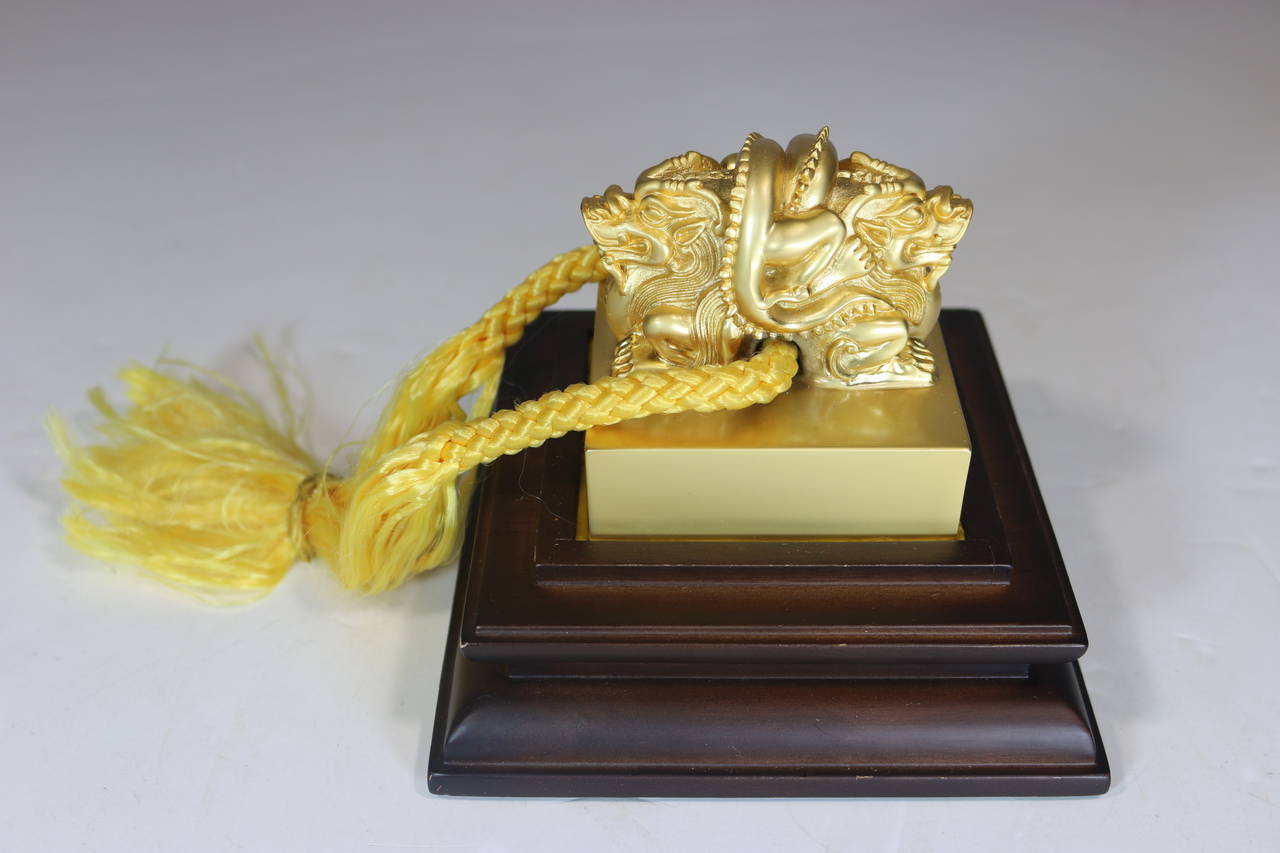 Vintage Chinese Gold Plated Seal in Beautiful Presentational Silk Lined Red Box In Excellent Condition For Sale In West Palm Beach, FL