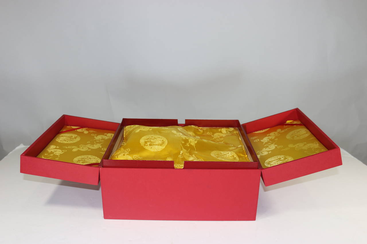 Vintage Chinese Gold Plated Seal in Beautiful Presentational Silk Lined Red Box For Sale 3