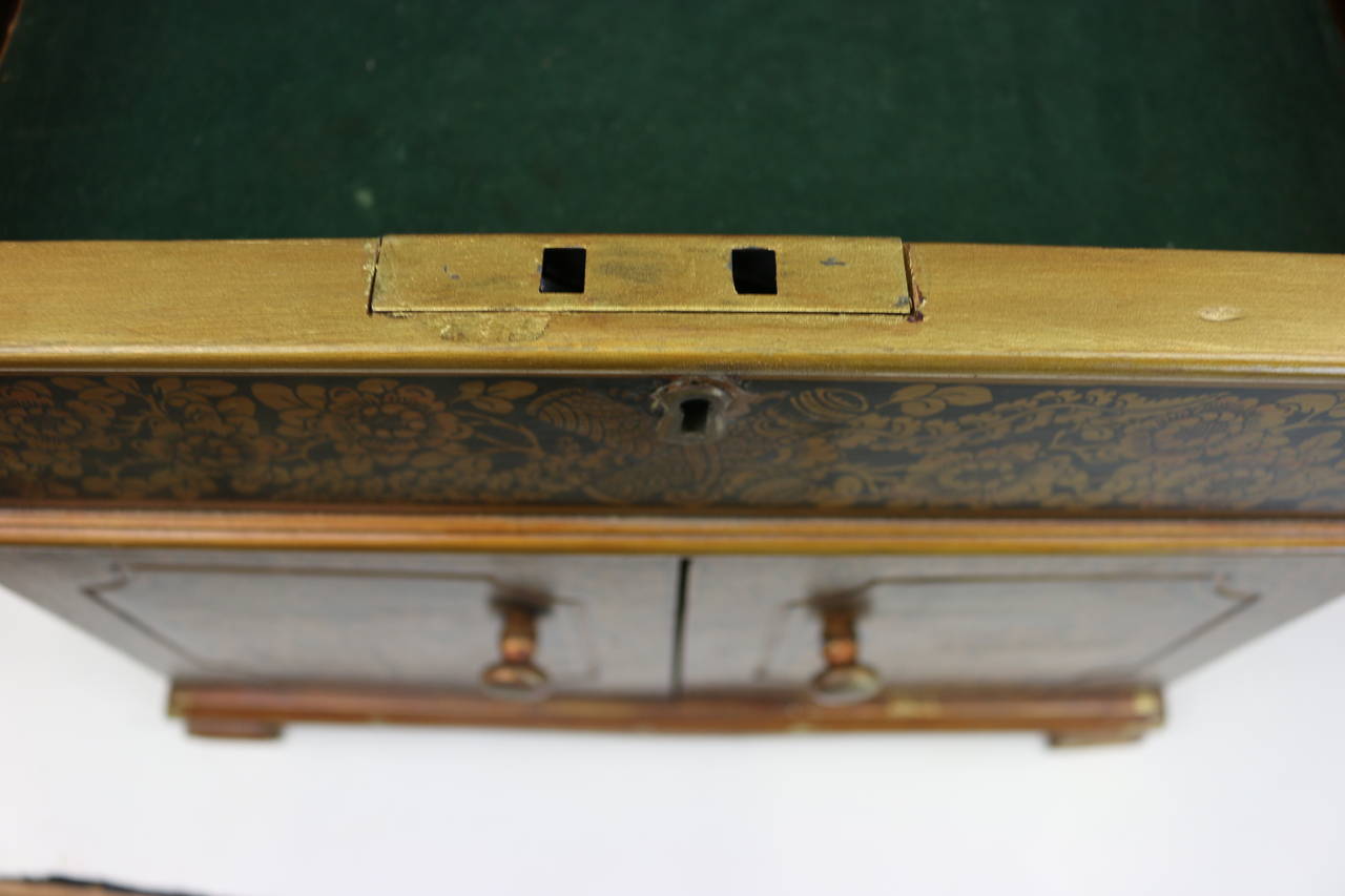 19th Century Large Chinoiserie Penwork Box Table Chest w. Mother-of-Pearl Inlay For Sale 3