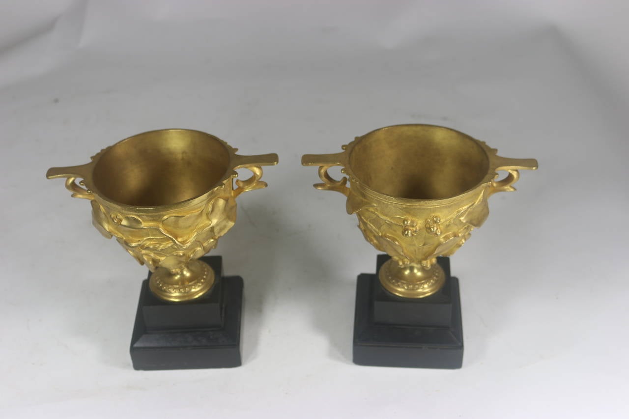 Fine Pair Gilt Bronze Pompeii Decorated Urns-Vine Leaf Motif, circa 1830 In Good Condition For Sale In West Palm Beach, FL