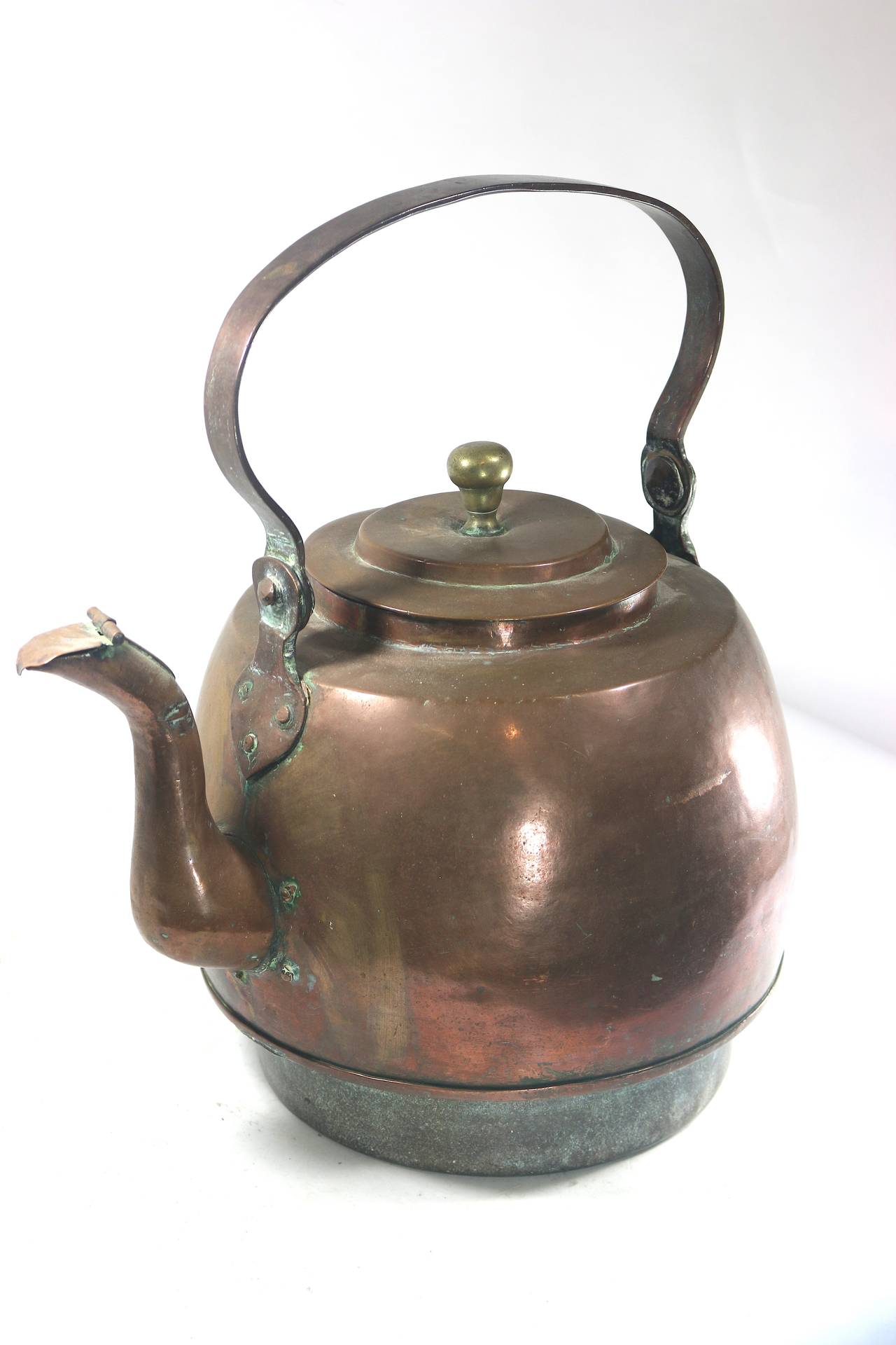 Huge 18th Century Georgian Federal Copper Hearth Water Kettle, Hand-Forged In Good Condition For Sale In West Palm Beach, FL