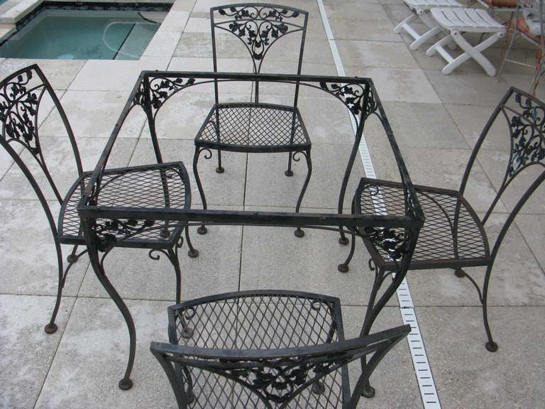Vintage Woodard Hollywood Regency Floral Motif Iron Outdoor Garden Set In Good Condition For Sale In West Palm Beach, FL