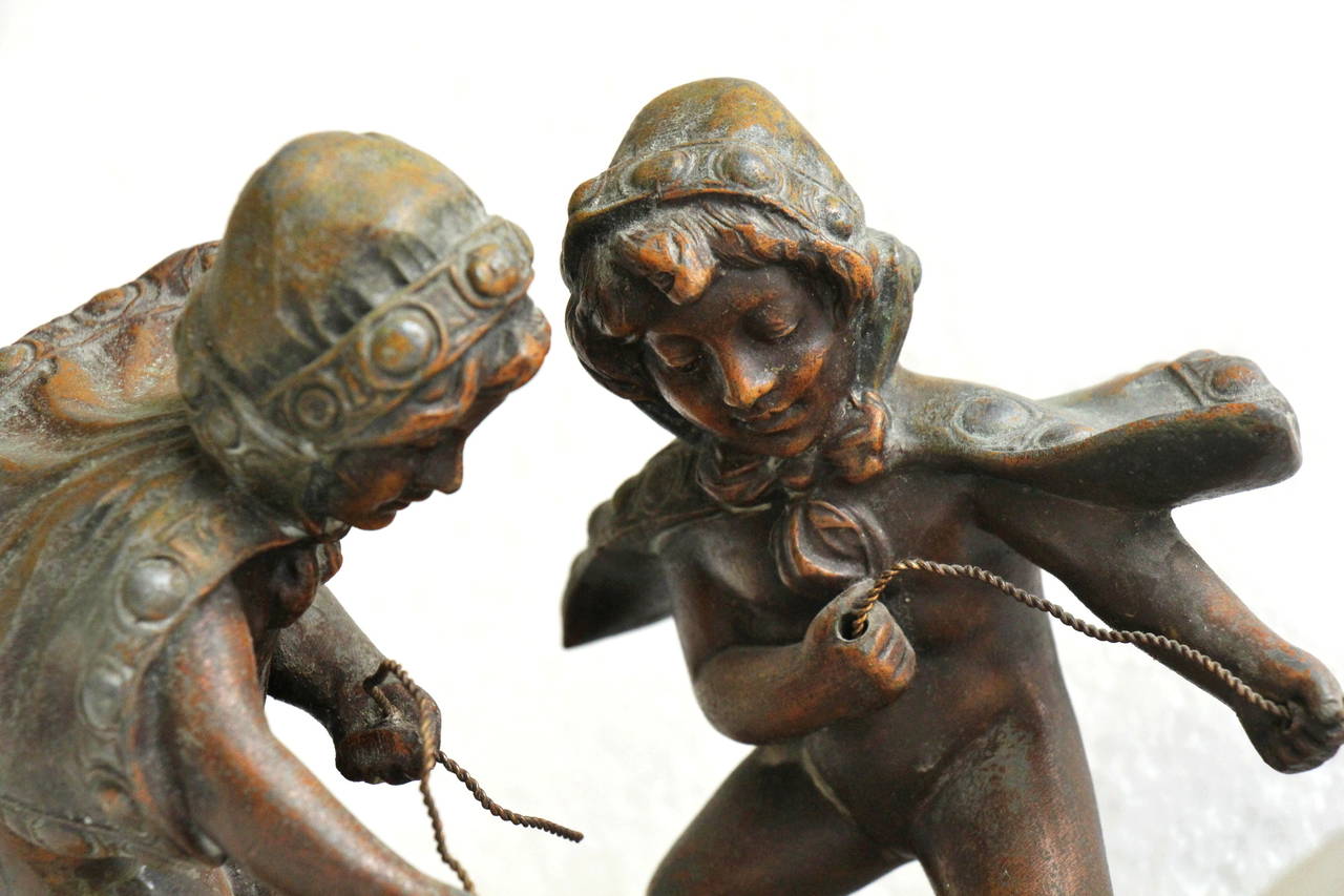 1930s French Art Deco Three Cherubs Cast Bronze Sculpture with Glass Ball Light In Excellent Condition In New York, NY