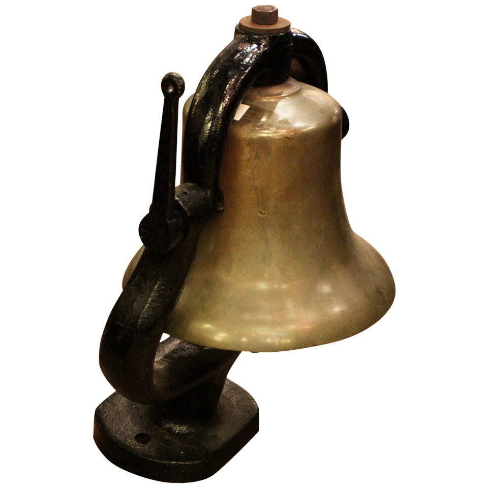 Cloche de train en bronze avec montage angulaire inhabituel