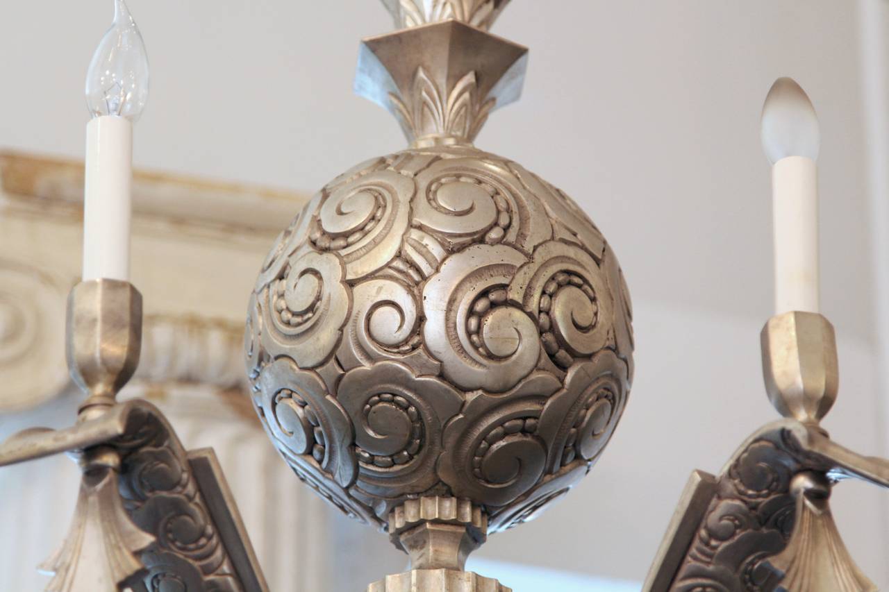 1920er Jahre vernickelt Bronze Französisch Art Deco 6 Arm Kronleuchter mit Scalloping (Art déco) im Angebot