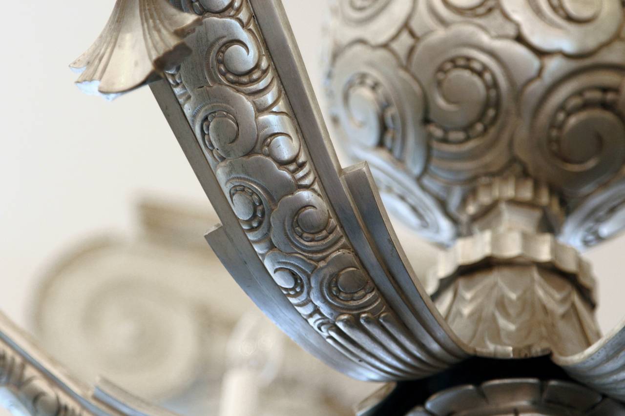 1920er Jahre vernickelt Bronze Französisch Art Deco 6 Arm Kronleuchter mit Scalloping (Frühes 20. Jahrhundert) im Angebot