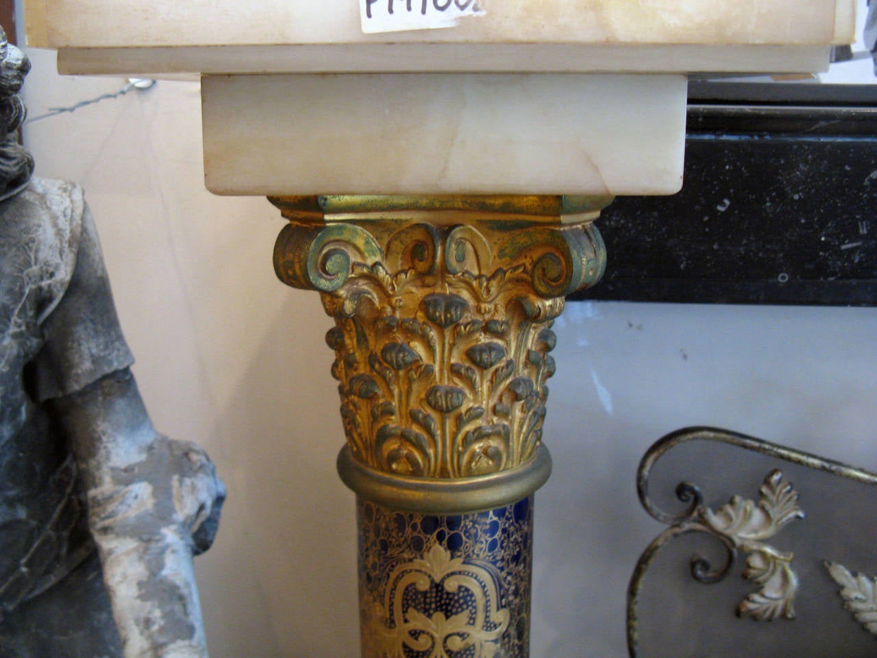 1800s geschnitzt Französisch Sèvres Porzellan vergoldet Bronze Pedestal Hand-Painted (Vergoldet) im Angebot