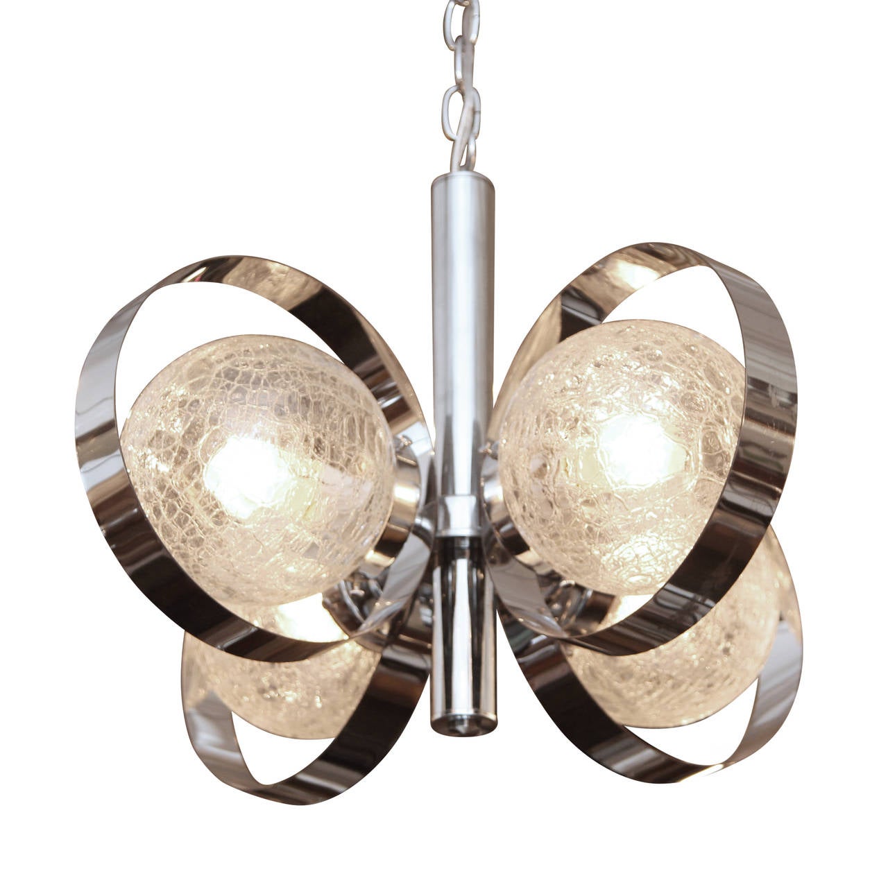 Luminaire suspendu plaqué nickel avec abat-jour en verre craquelé. Fabriqué en Italie dans les années 1960. Petite quantité disponible au moment de la mise en ligne. Veuillez vous renseigner. Prix à l'unité. Vous pouvez le voir dans notre magasin du