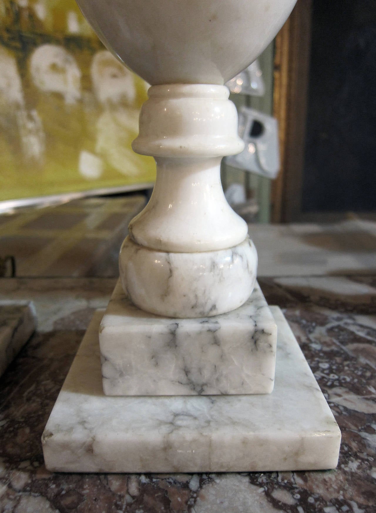 1940s Pair of French Neoclassical Alabaster Urn Table Lamps In Excellent Condition In New York, NY