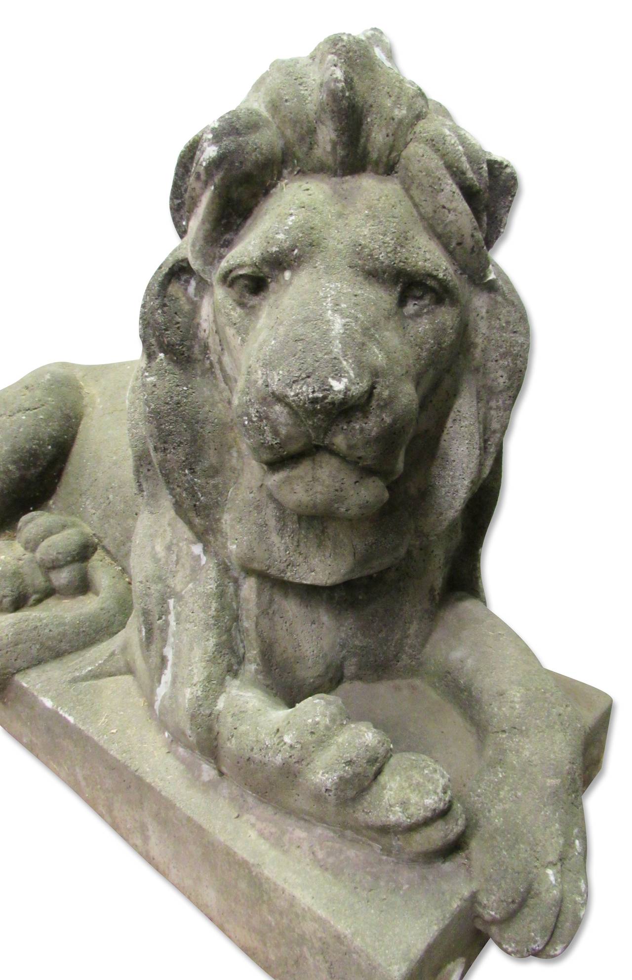 1980s Pair of Cast Concrete Opposing Reclining Lions from South Florida In Good Condition In New York, NY