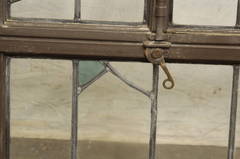Finestra a battente con telaio in acciaio del 1905 del Wisconsin con accenti e ferramenta in bronzo