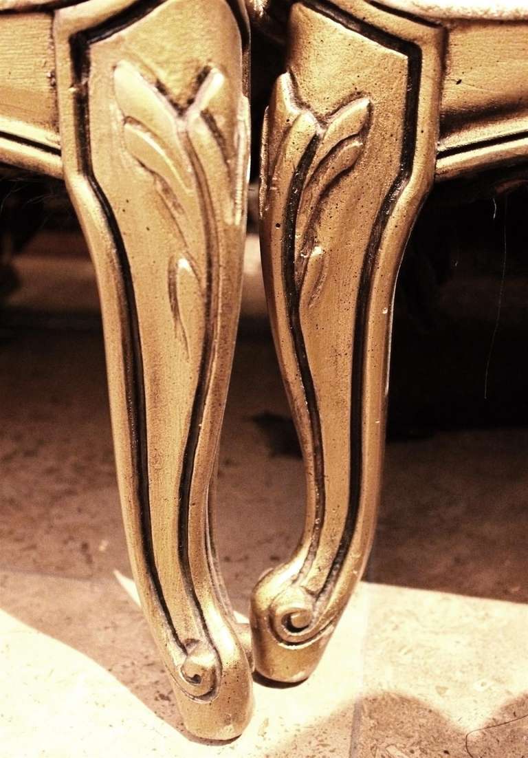Pair of Victorian Antique Loveseats In Good Condition In New York, NY