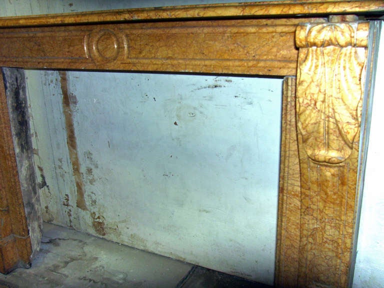 1890s Petite Yellow Marble Mantel from East 75th Street in Manhattan In Good Condition In New York, NY