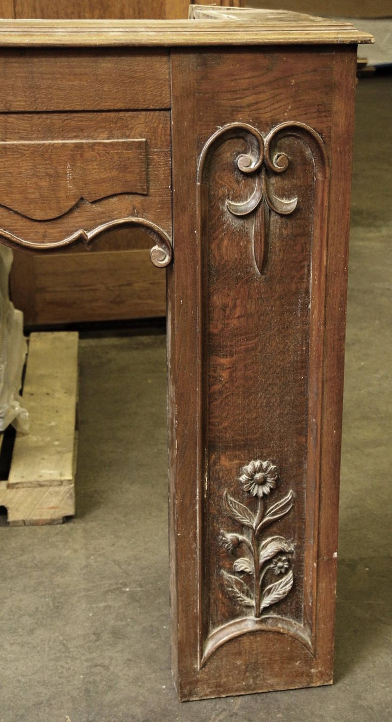 1930s Carved Wooden Chimney Mantel with Floral and Rose Detailing In Good Condition In New York, NY