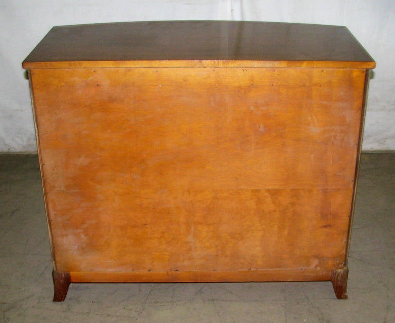 1930s Mahogany Hepplewhite Style Chest, Dresser with Curved Front In Excellent Condition In New York, NY