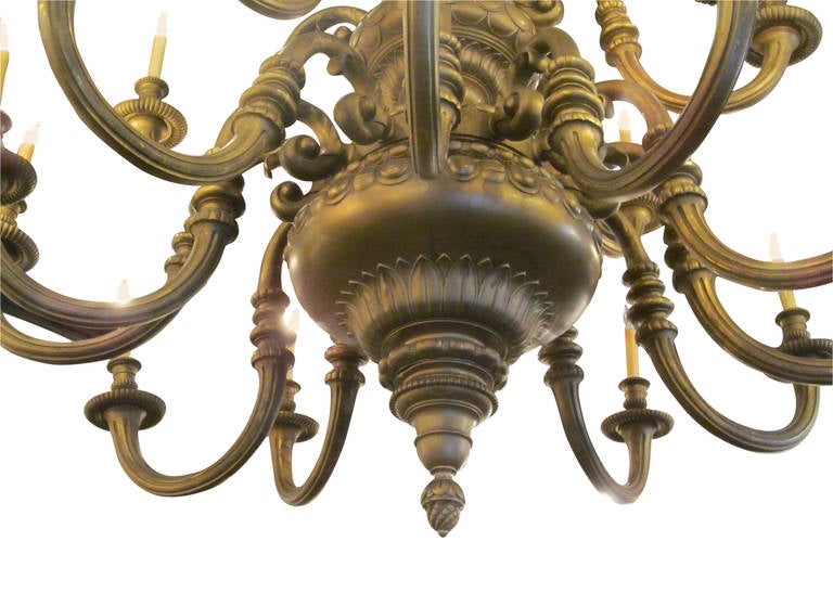 Araña masiva de bronce dorado de estilo barroco americano procedente de un edificio de Nueva York Estadounidense