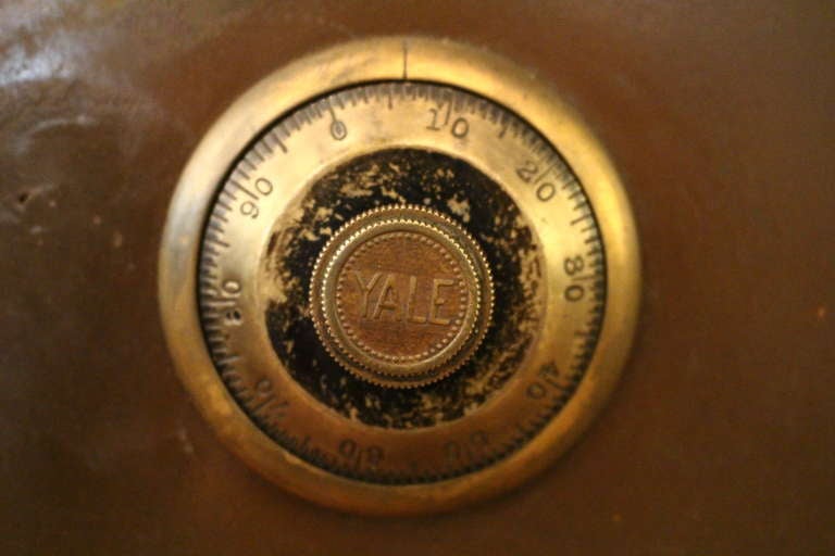 Art Metal Standing Safe 1