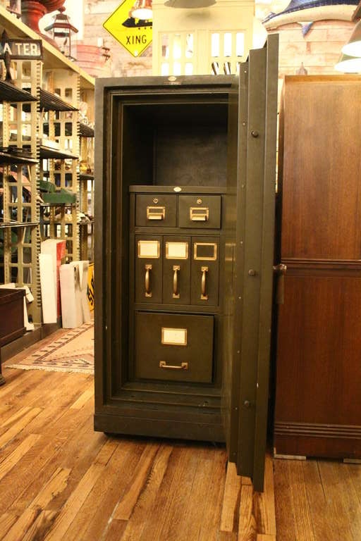 Art Metal Standing Safe 2