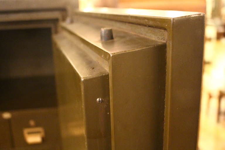 Art Metal Standing Safe In Good Condition In New York, NY