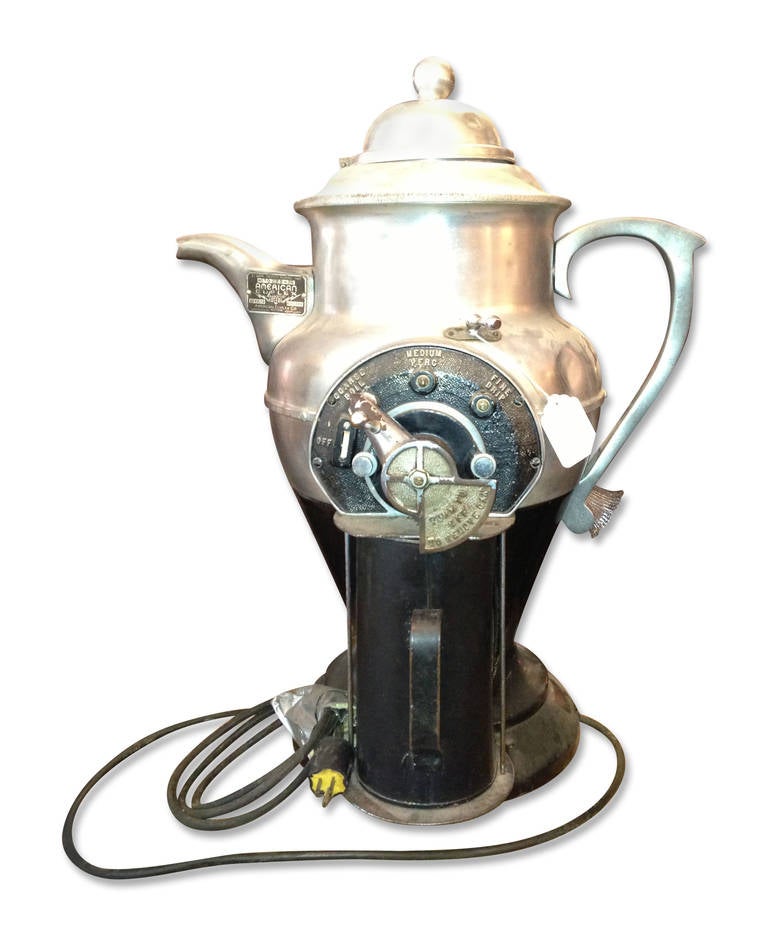 moulin à café de 1936 fabriqué par America Do Plex Co. de Louisville, Kentucky. Il s'agissait d'un broyeur en édition limitée. Extrêmement rare et unique, seuls 203 exemplaires ont été fabriqués. Vous pouvez le voir dans notre établissement du 302