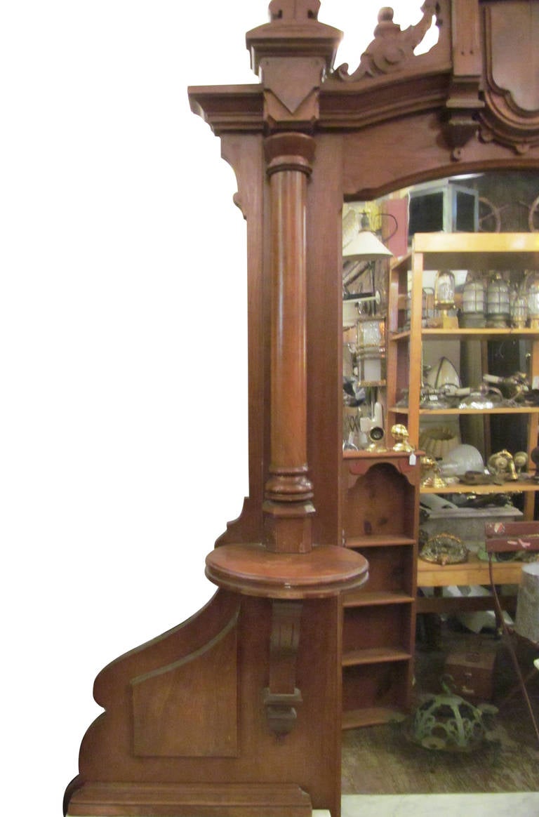 1890s Eastlake Carved Walnut Marble-Top Vanity Dresser with Ten Drawers In Excellent Condition In New York, NY