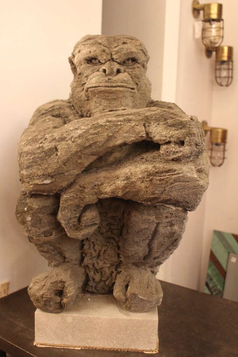 Sculpture de singe en forme de plume