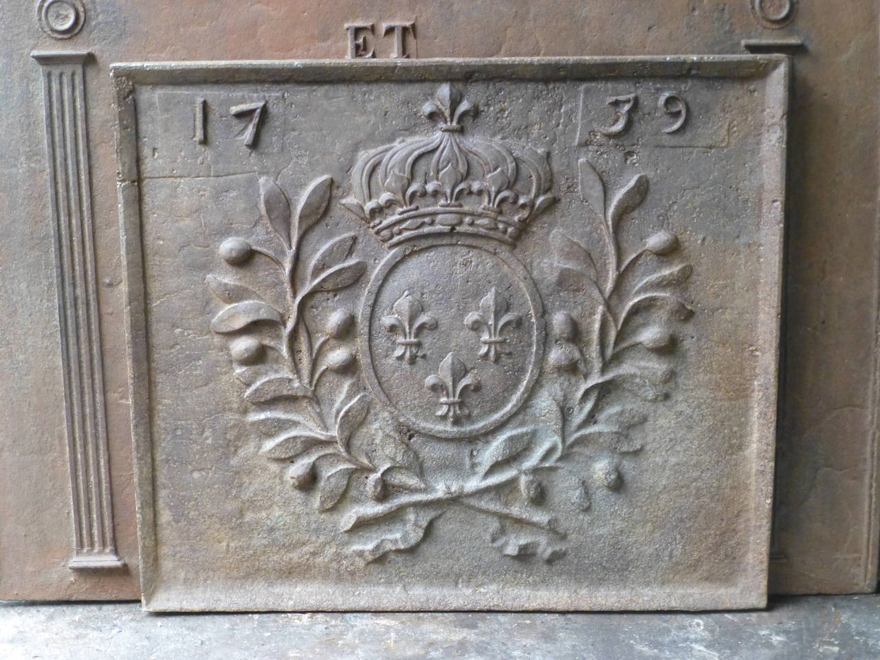 Beautifully cast iron fireback in excellent condition given its age. Coat of arms of the House of Bourbon, an originally French royal house that became a major dynasty in Europe. It delivered kings for Spain (Navarra), France, both Sicilies and