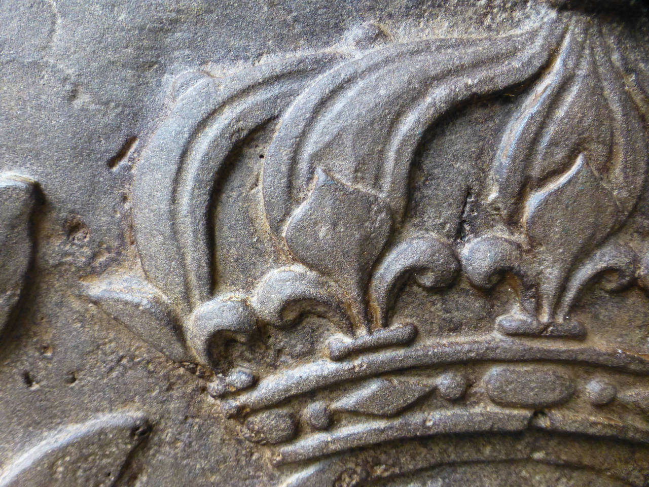 18th Century Arms of France Fireback Dated 1739 In Good Condition In Amerongen, NL
