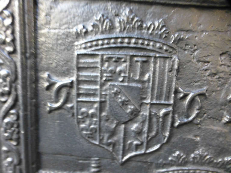 16th Century French 'Lorraine Coat of Arms' Fireback / Backsplash In Distressed Condition For Sale In Amerongen, NL