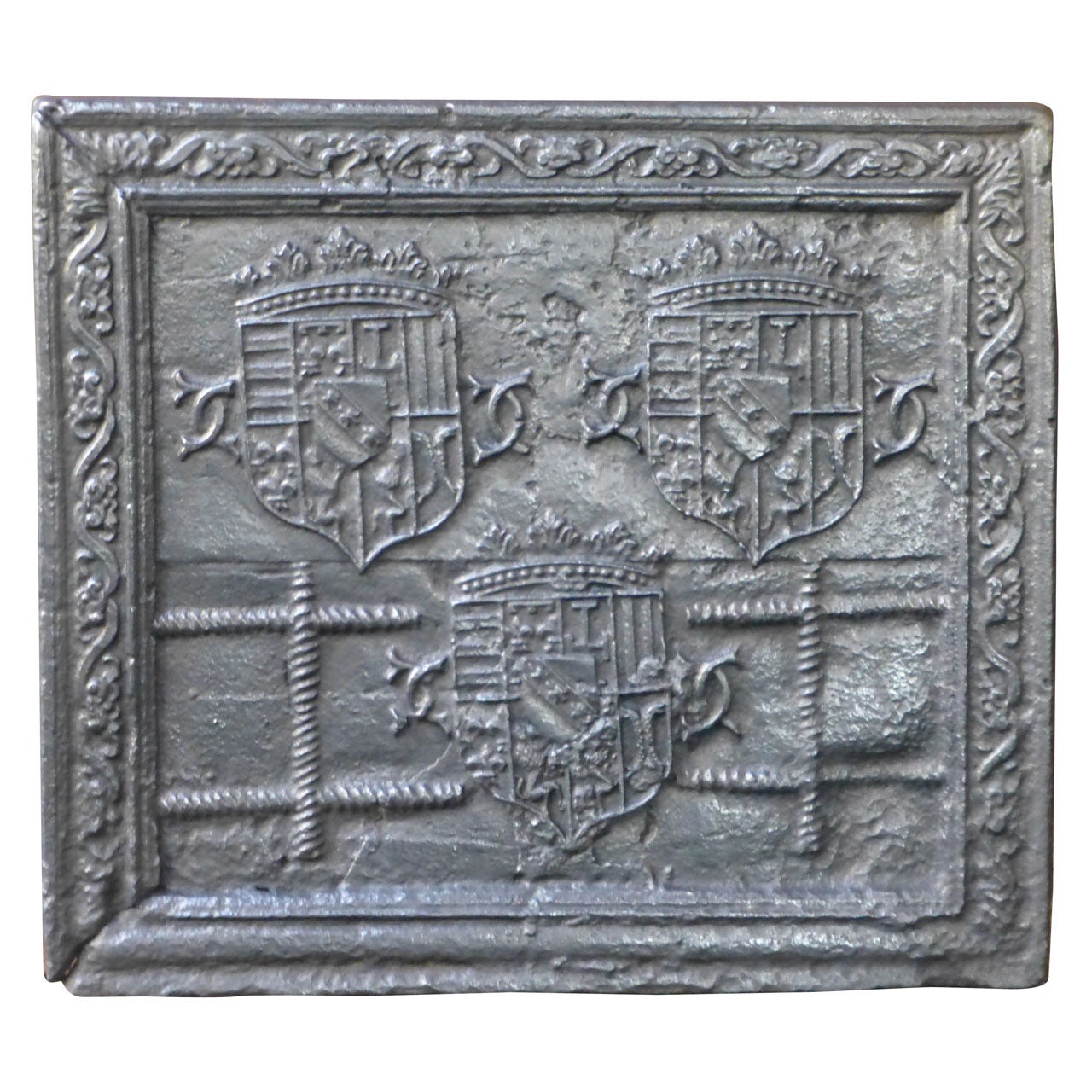 Plaque de cheminée / dosseret "armoiries de Lorrain" du 16ème siècle