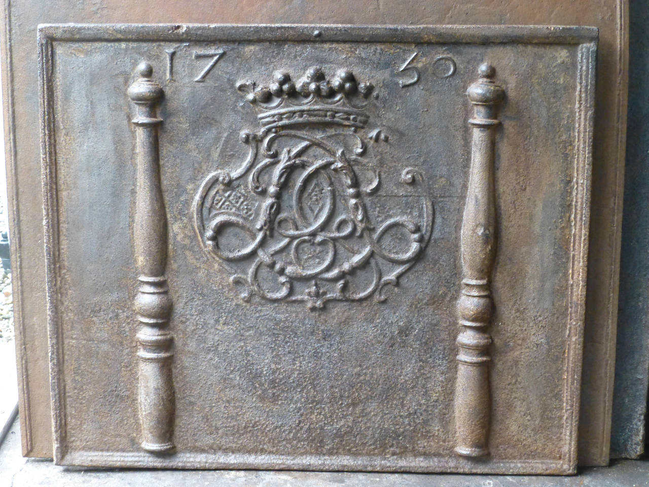 Magnificent fireback with the crown of of a marquis and his monogram

We always have 500+ antique and vintage firebacks in stock in all dimensions, styles and designs. Contact us our current stock and availability.