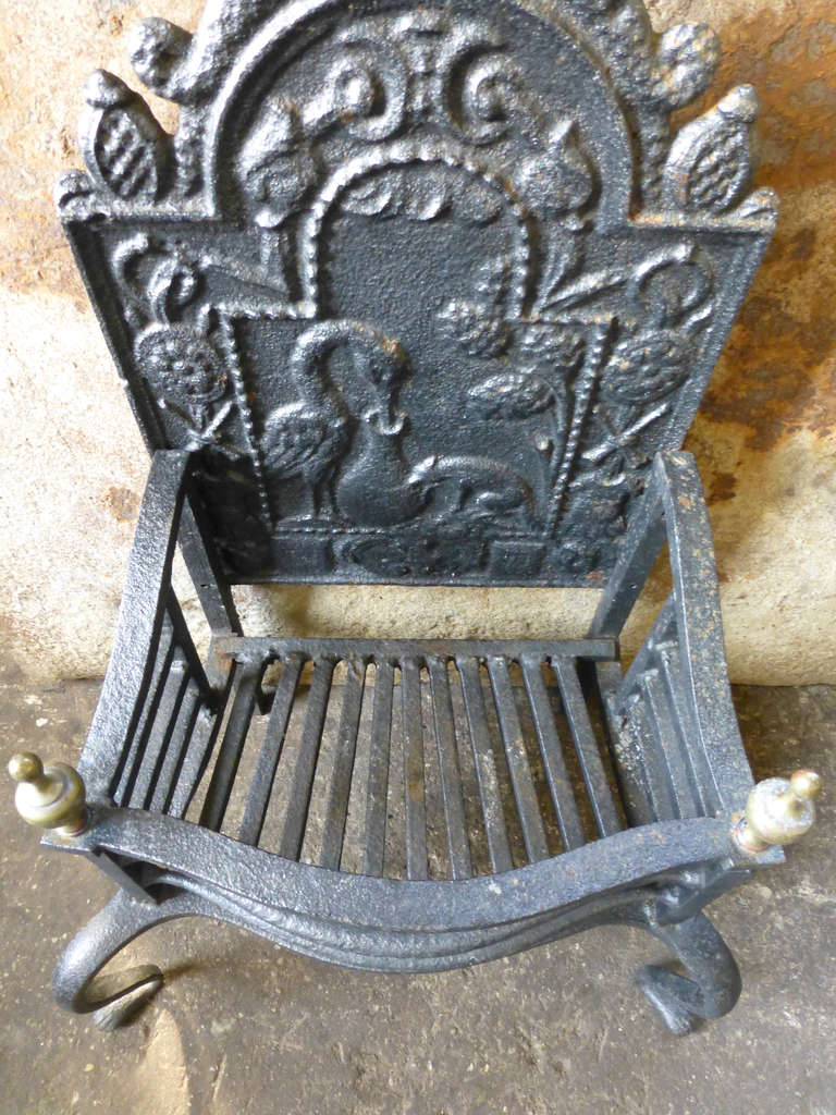 18th/19th c. Fire Grate with 17th c. Fireback In Excellent Condition In Soest, NL