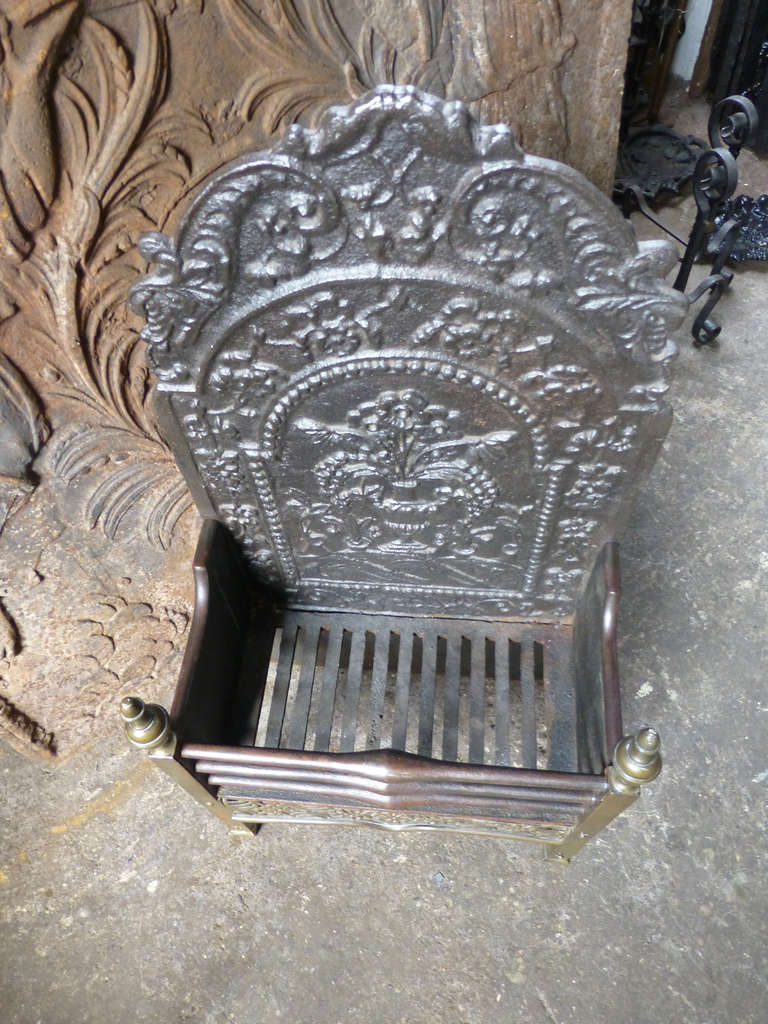 19th c. Fireplace Grate with 18th c. Fireback In Excellent Condition In Amerongen, NL
