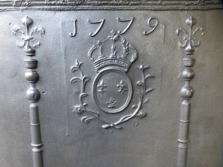 Français Grande plaque de cheminée / crédence avec armoiries de France avec piliers, datée de 1779 en vente