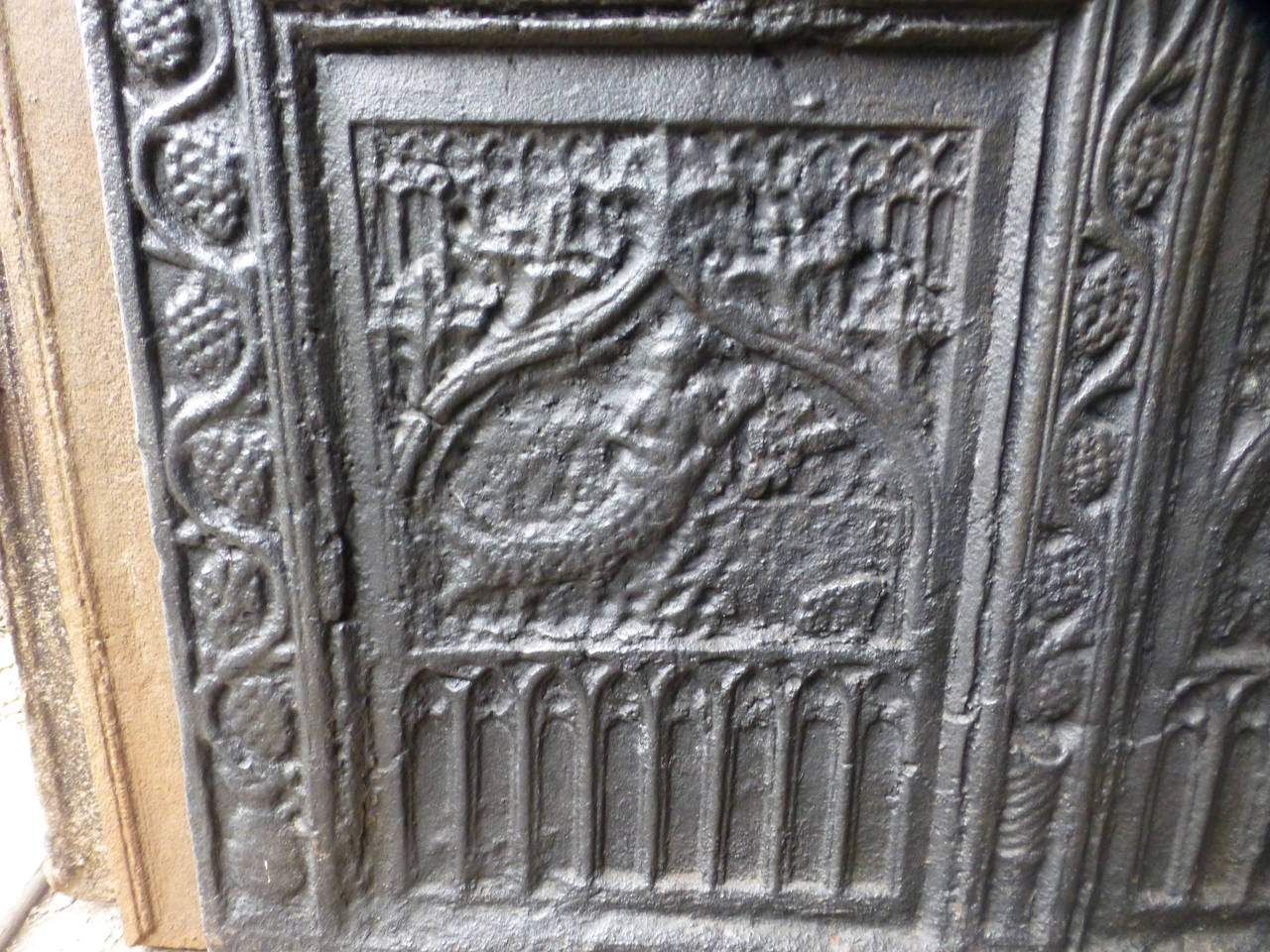 Early 16th Century Gothic Fireback In Fair Condition In Amerongen, NL