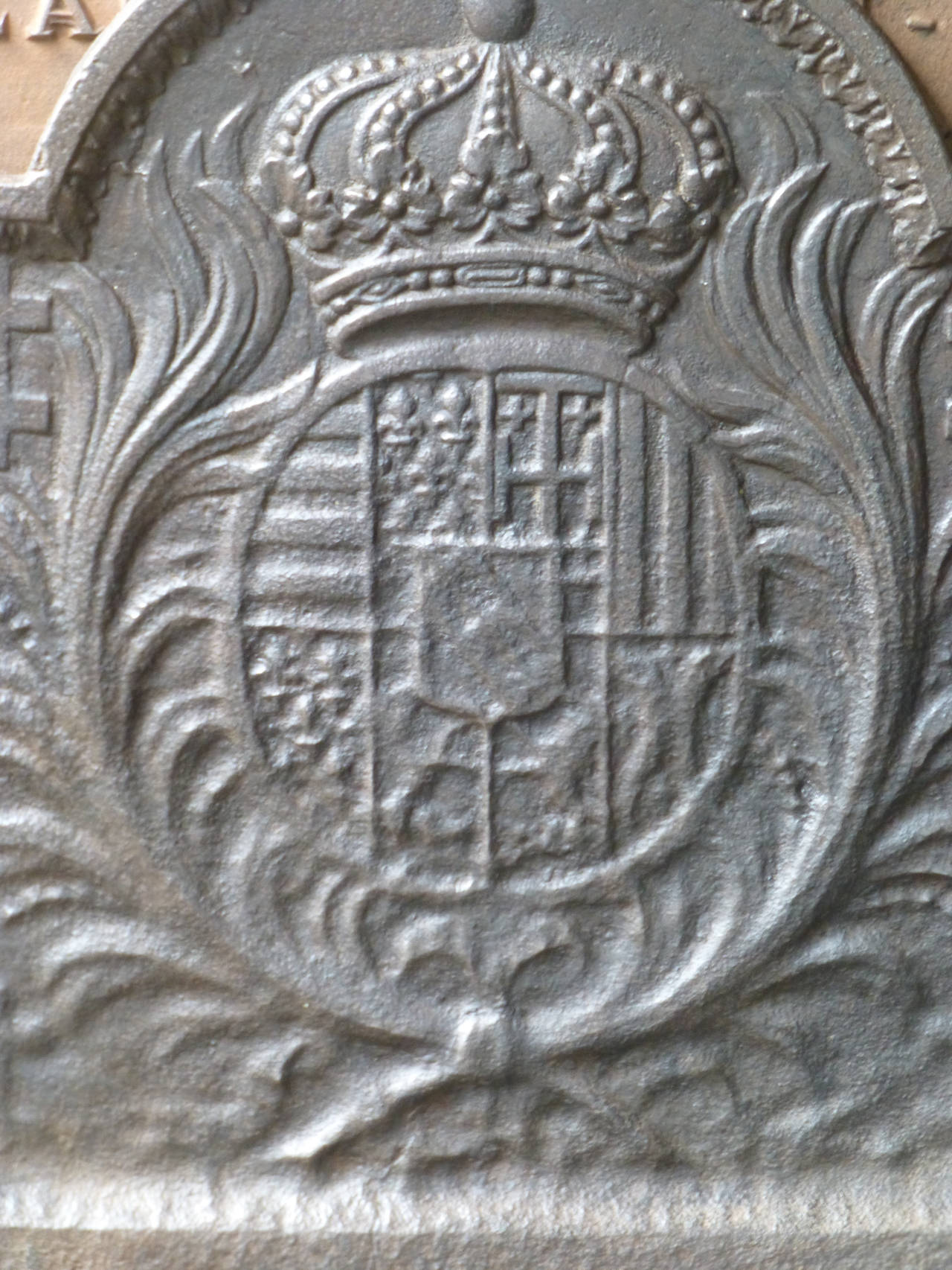 17th/18th century French fireback with the Lorraine coat of arms consisting of a half round shield with arms of Leopold I, Duke of Lorraine, and palm branches. Surrounded by a chain of the Golden Fleece. The symbol of this Order is a small golden