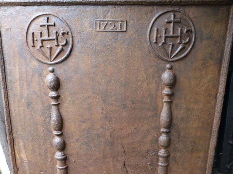 18th Century Pillars with IHS Monogram Fireback, Dated 1721 In Fair Condition In Amerongen, NL